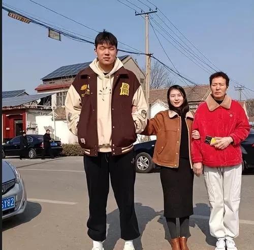 杨翰森是淄博首位被选中的NBA球员杨瀚森出生于山东省淄博市淄川区，曾就读于淄博