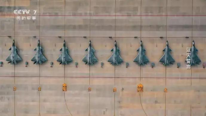 好家伙，六代机有了，五代机也不藏着掖着了，8架歼-20就这么水灵灵地拍出来让咱们