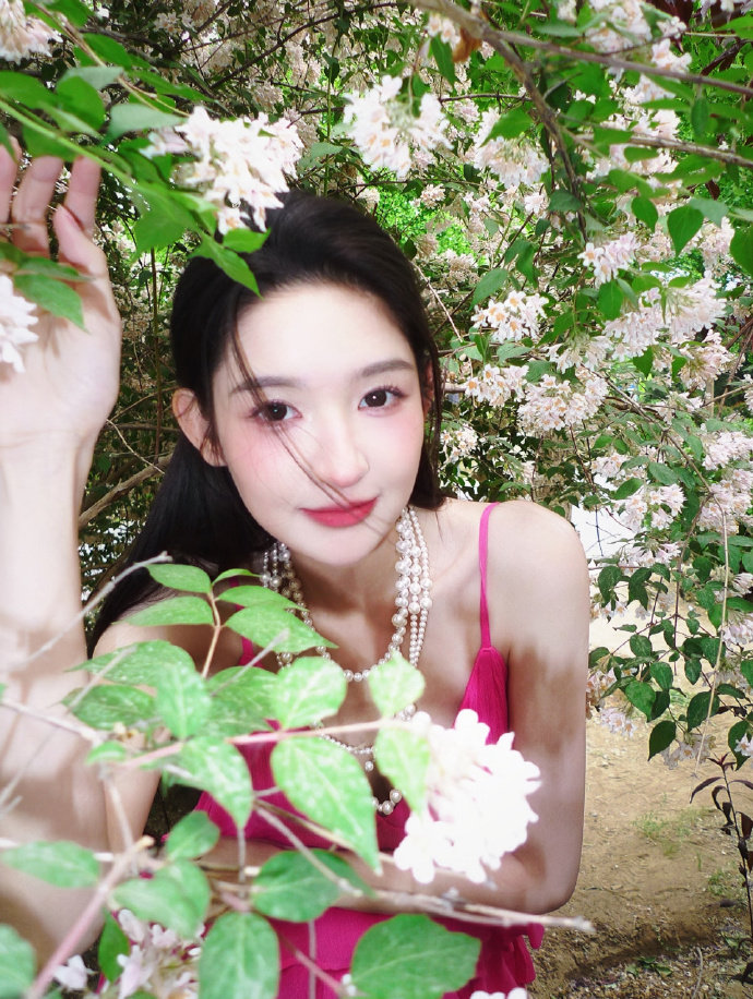 王玉雯花系长相王玉雯姐姐你好香像清晨带着露珠的花瓣，干净又灵动。王玉雯这种花系