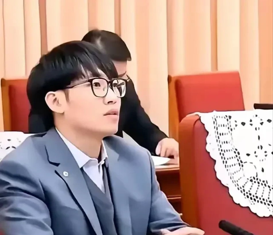 DeepSeek的发行现在估计肠子都悔青了！他后悔的不是用户下滑七成，也不是