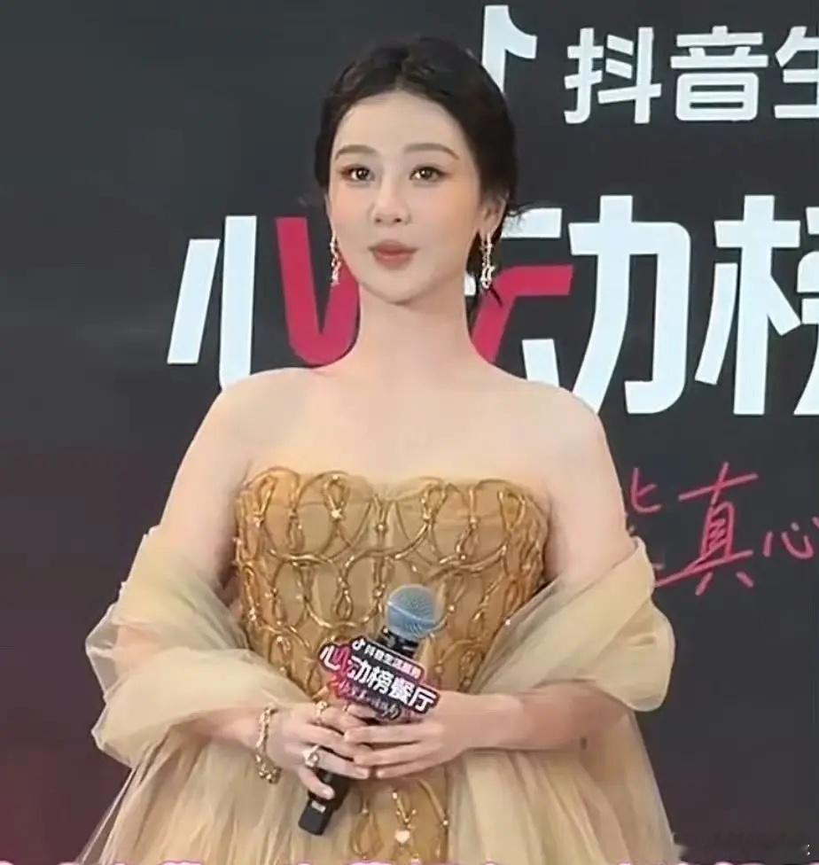 杨紫头怎么这么大。。。