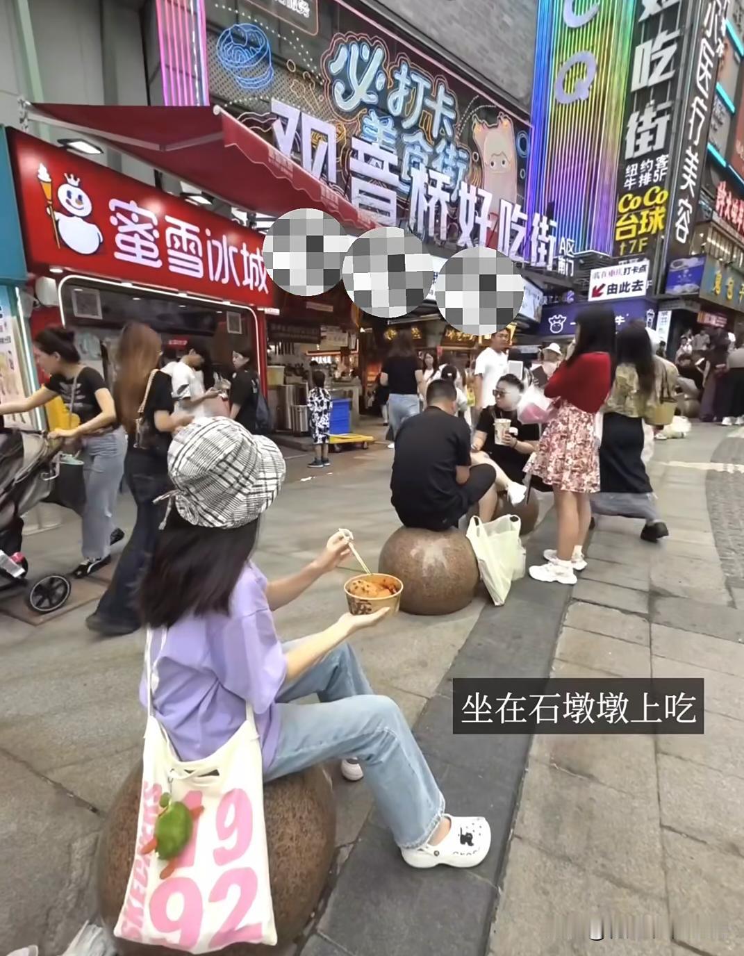 重庆观音桥好吃街，这一切发生在重庆就很合理。。。。。。。地上写个“乖乖”也能排