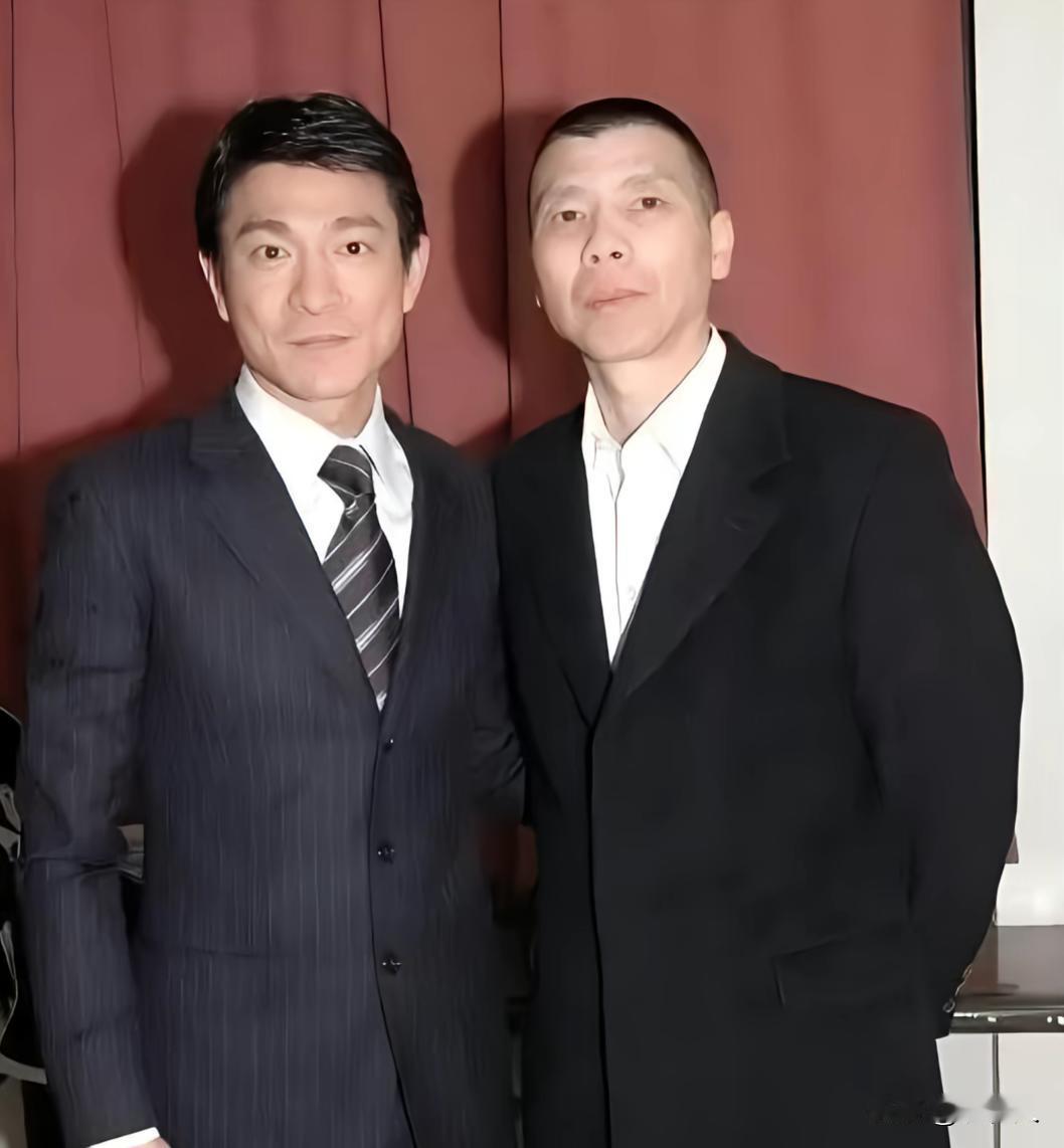 2005年冯小刚和刘德华参加活动时，一张罕见的合影。两个人站在一块，冯小刚显得格