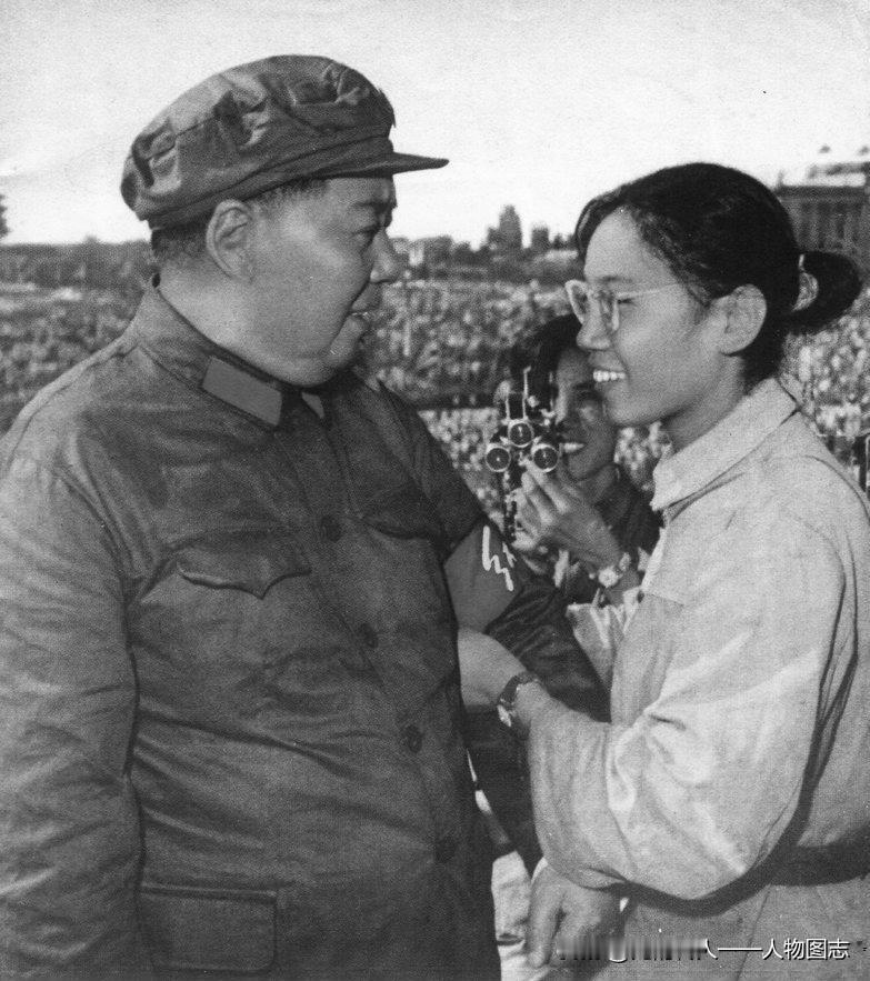 1966年8月18日女代表为毛主席献袖章