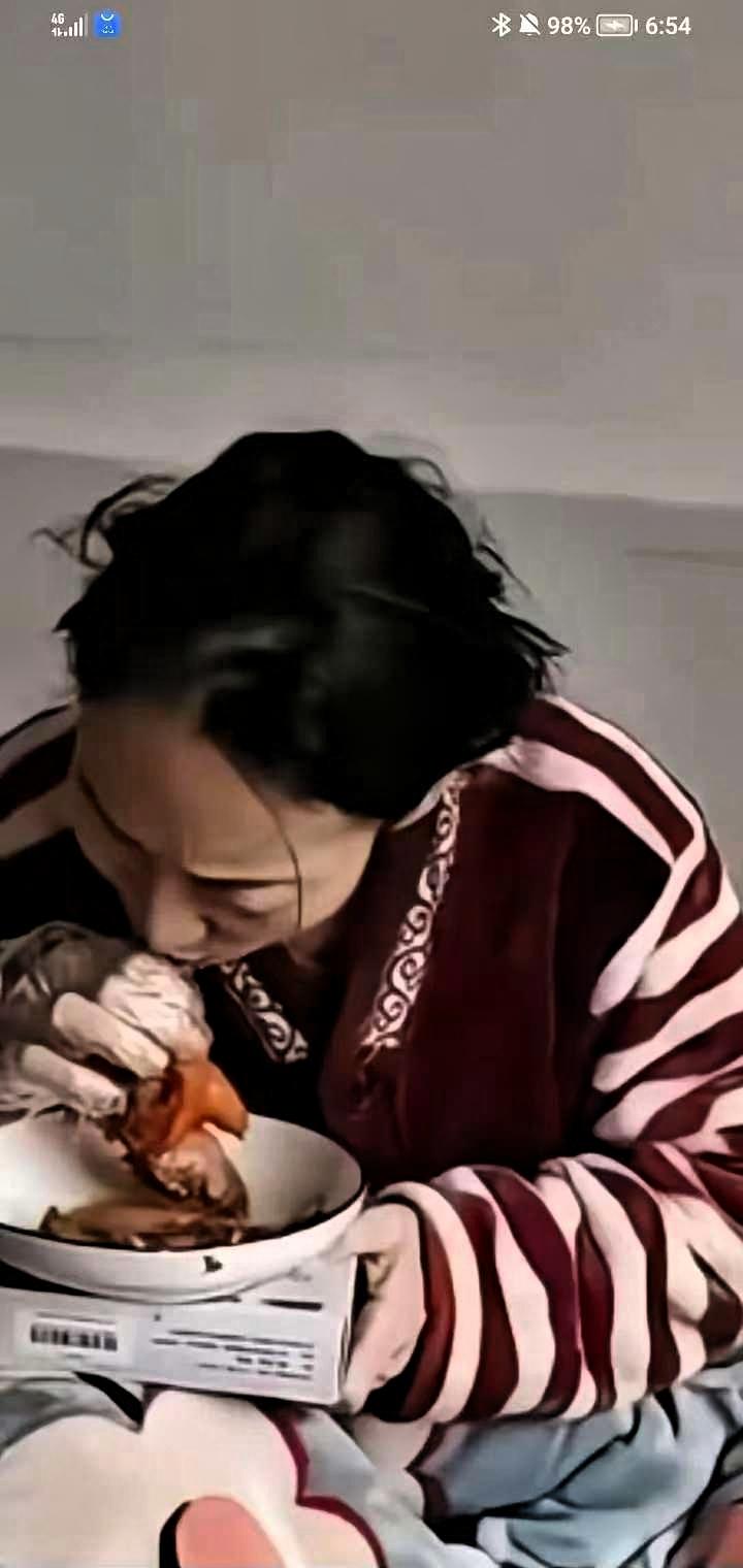 泪酸！妻子患子宫癌晚期，天天不想吃饭，靠营养针活着突然说想吃卤猪蹄，丈夫的一次