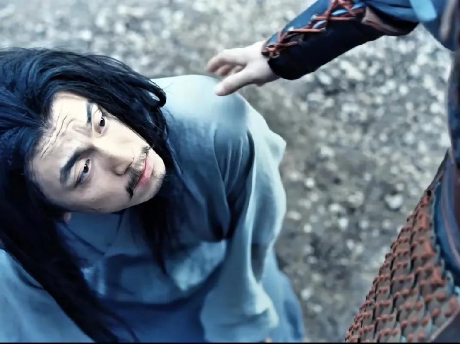 钱弘俶这里，我感觉真是站着说话不腰疼了，他对李煜说:“你却是何苦呢”。对啊，李