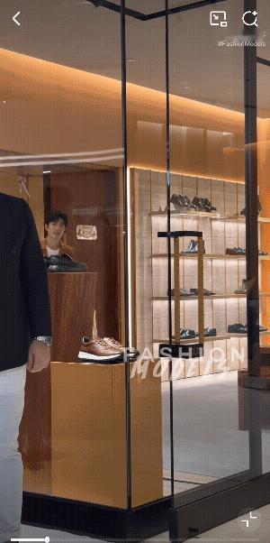 刘铮亮代班的肖战，真的解锁了全新打开方式！从店里走出来的瞬间直接惊到，这少