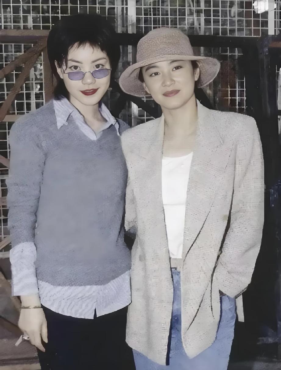 王菲和林青霞的神仙合影，两人年龄相差了15岁，都美的有个性。