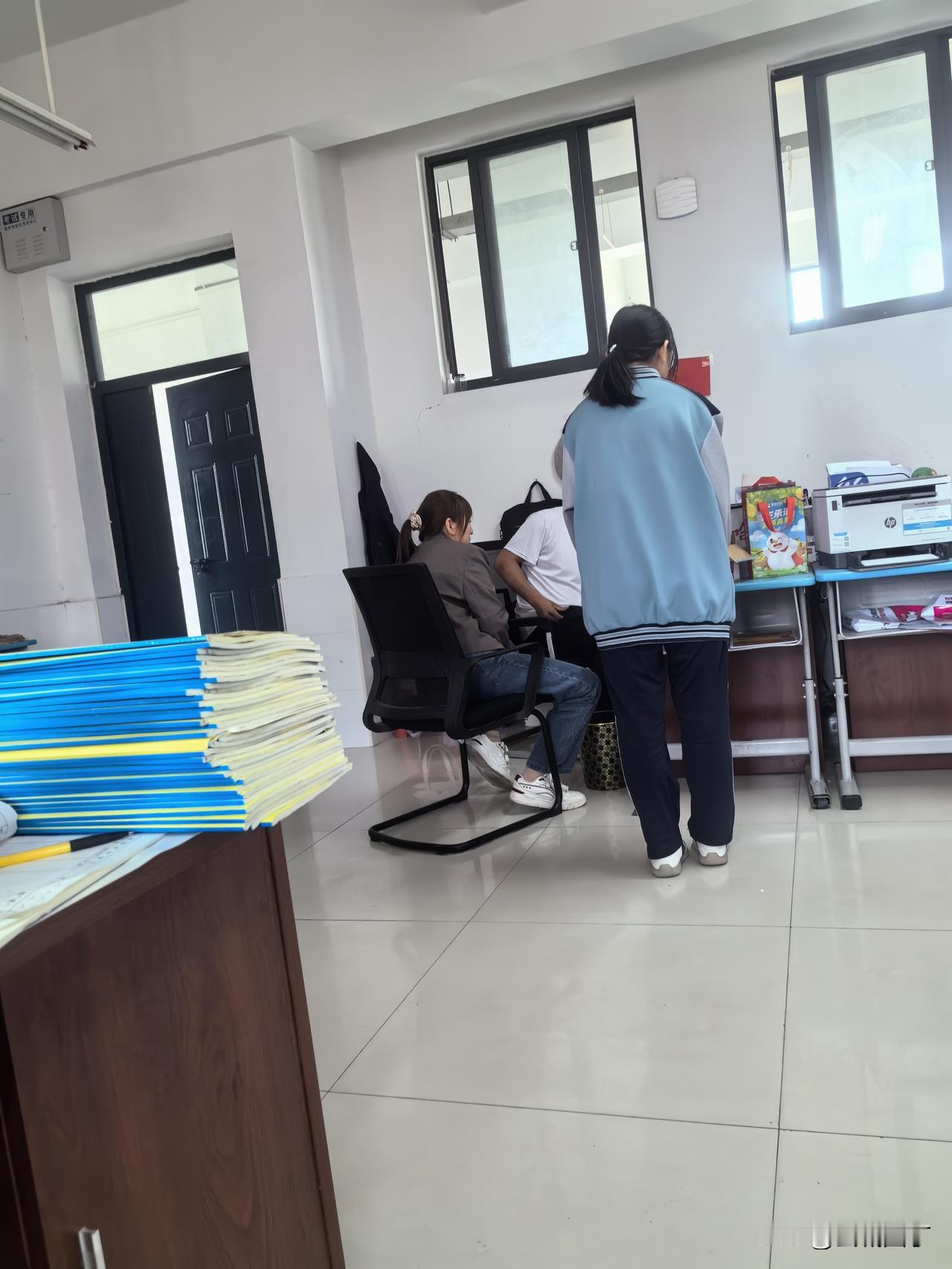 整整一个中午，办公室两位班主任都在处理学生问题、和家长沟通。下午的上课铃响了