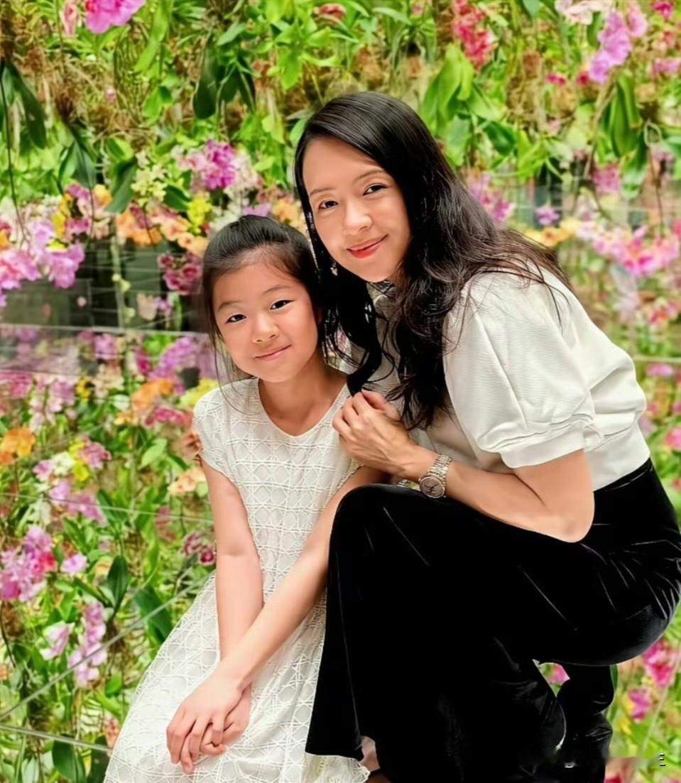 章子怡你这妈当得太实在了！别的女星离婚后抢着曝光度，一年接三部戏还嫌少，你倒