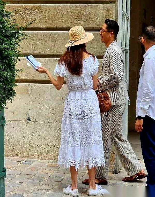 刷到林志玲和老公在法国的照片，底下果然又有人说，她老公长得一般，配不上她。我真