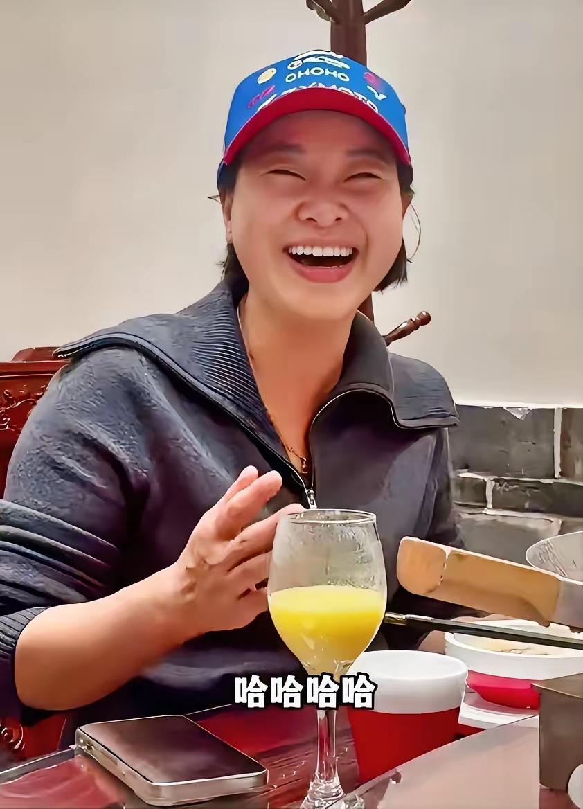 刚跟我妈一起看张雪妻子照片，我妈一针见血，跟我小弟说“你以后找媳妇就找这种面相的