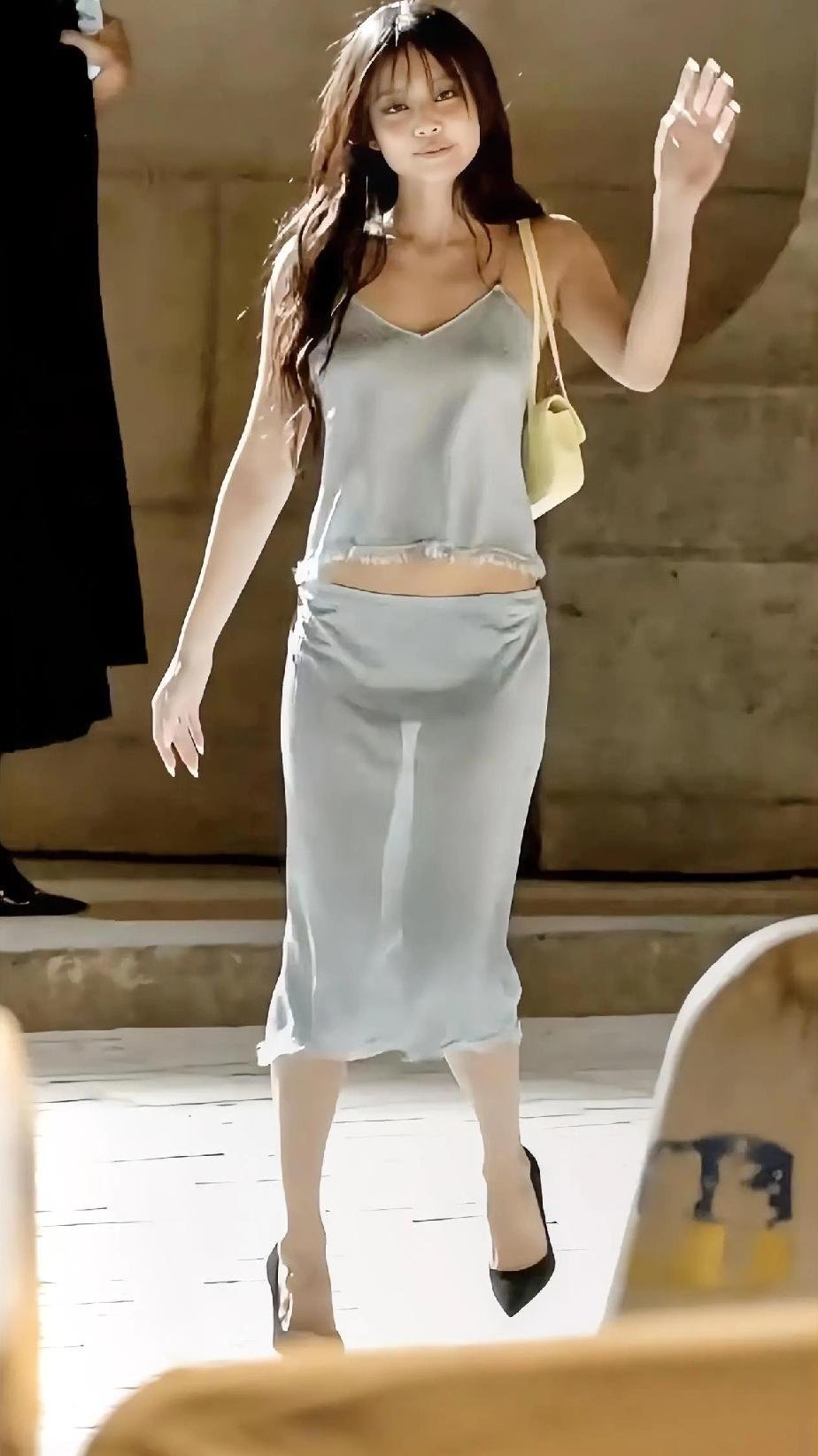 金珍妮jennie~这套是造型师给她穿小鞋？