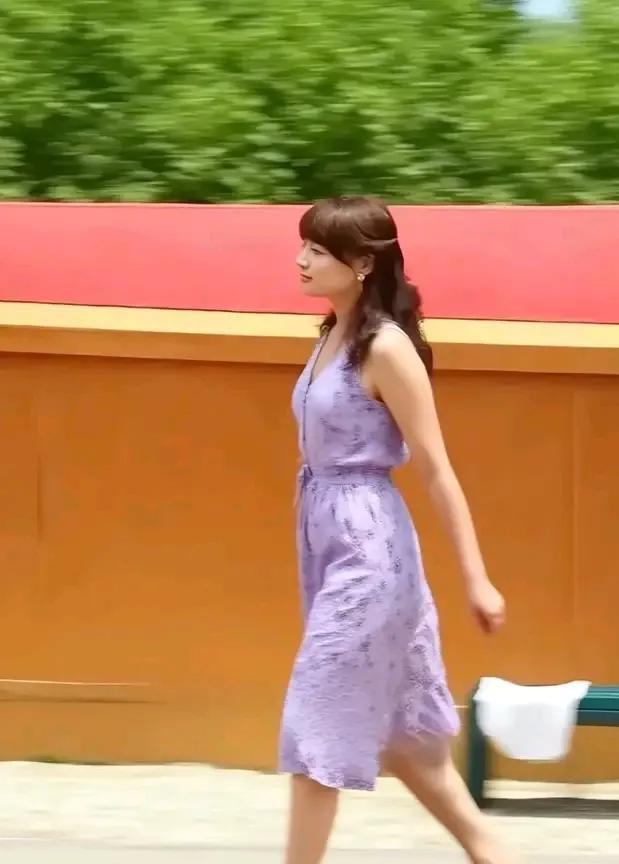 宗庆后不仅遗传了长相给宗馥莉，他还让她站在他的高度上看世界。那个年代他都能接触到