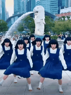 中国情侣在日本便利店前跳个舞，日本人各种破口大骂。来瞧瞧小日子女团在新加坡地标前