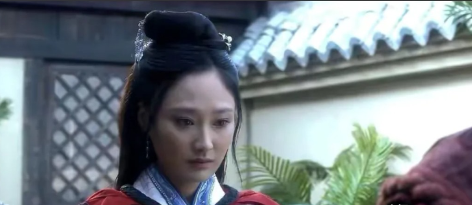 207年，曹操花重金，将被困匈奴12年的蔡文姬赎回。临行前，两个儿子拽着她的胳膊