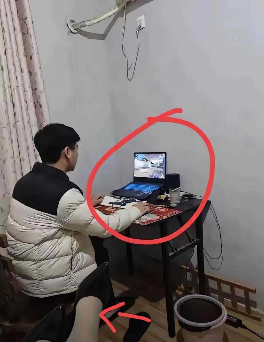 十年前第一次和女朋友出来租房，我就是在笔记本电脑上玩我的CF，女朋友都睡着了，我