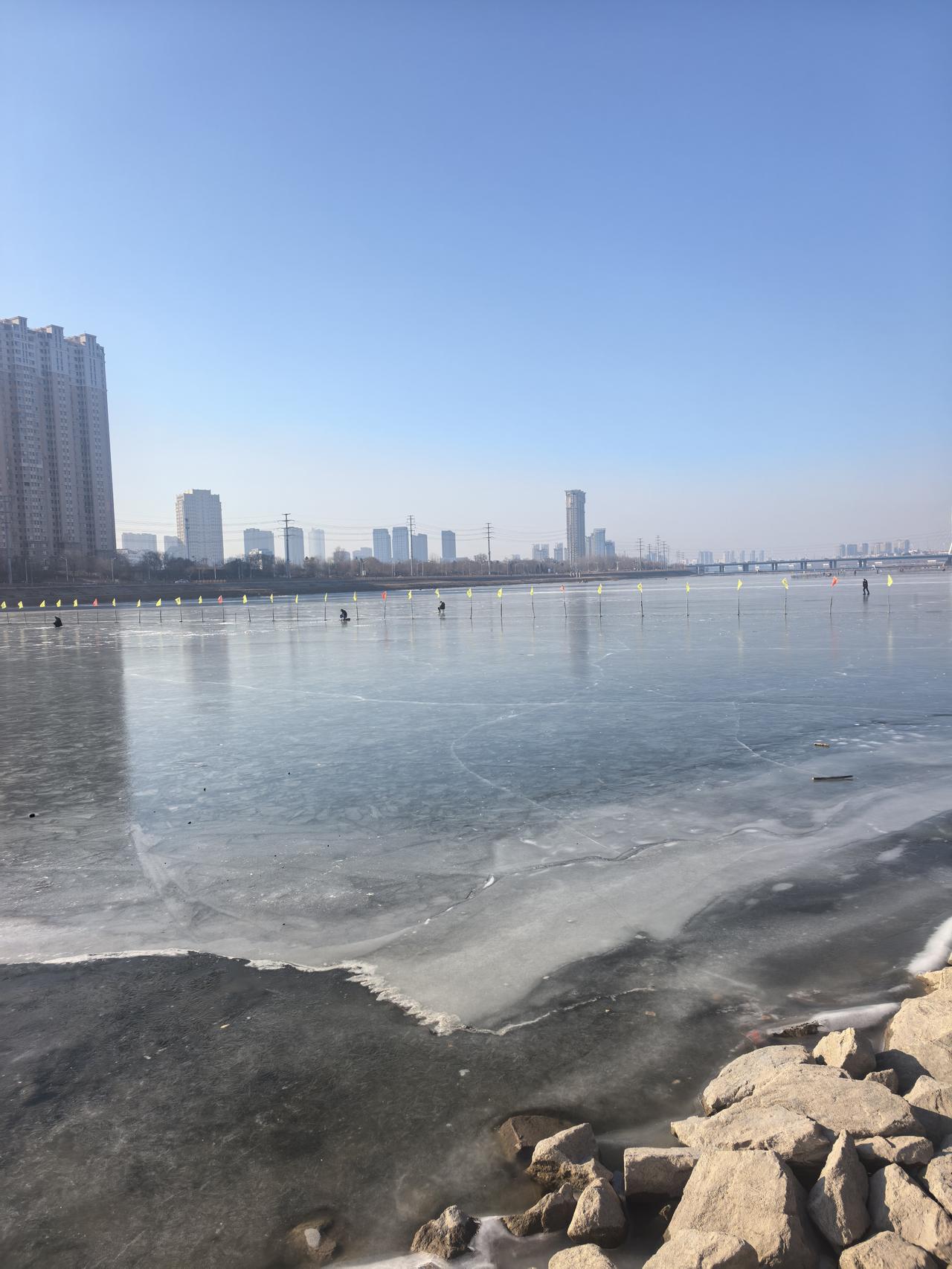 这是哪？辽宁锦州。锦州的哪？锦州小凌河东湖公园。一边是水，人们在垂钓。一边儿是