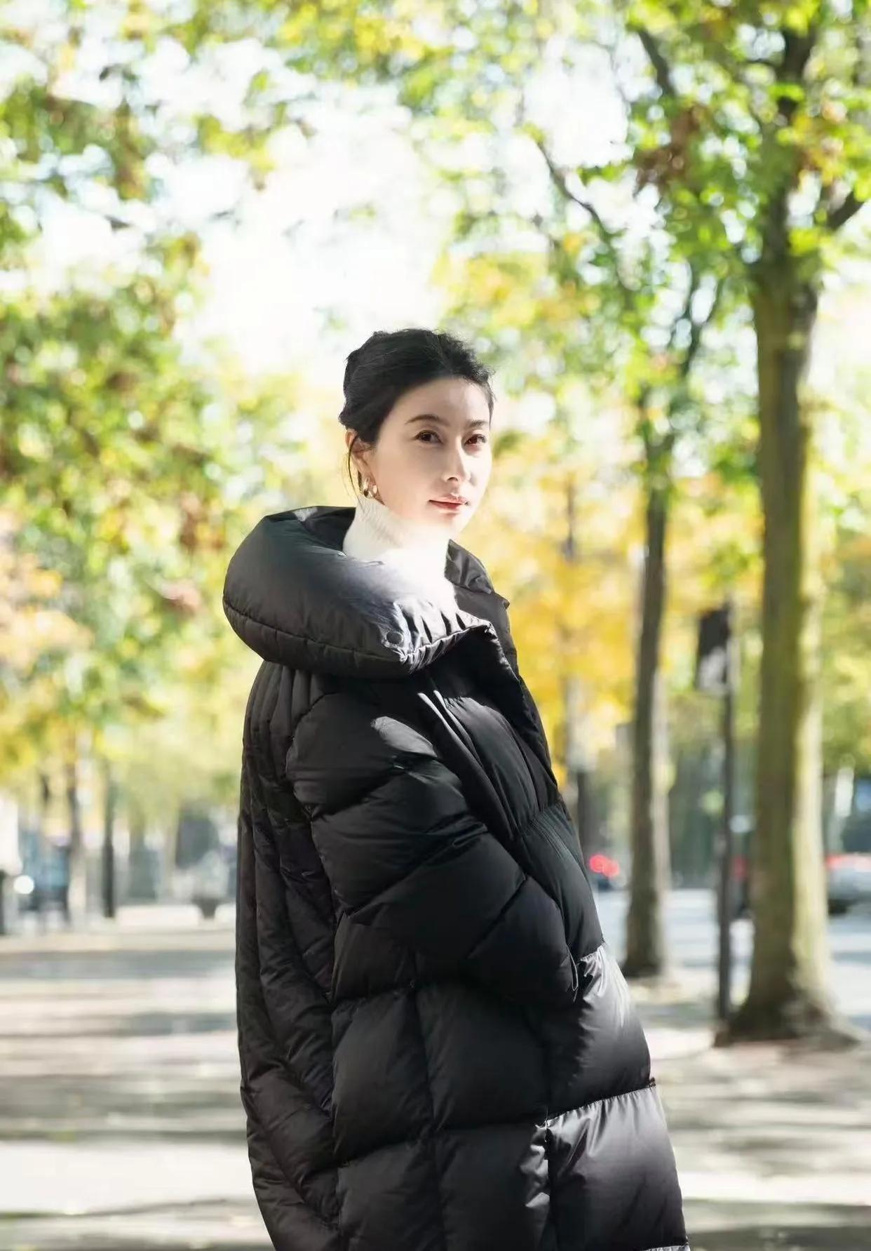 郭晶晶这波穿搭，直接美到失语！谁能想到郭晶晶穿羽绒服也能这么时髦！黑色长款