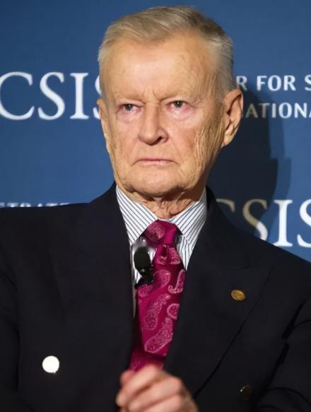 美国一个顶尖的战略大师，晚年翻来覆去就一句话：我们犯了个天大的战略错误，就是在2