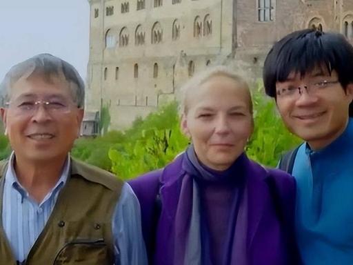 2008年，28岁的北京独生子不顾家人反对，娶50岁的德国女人为妻，母亲得知后气