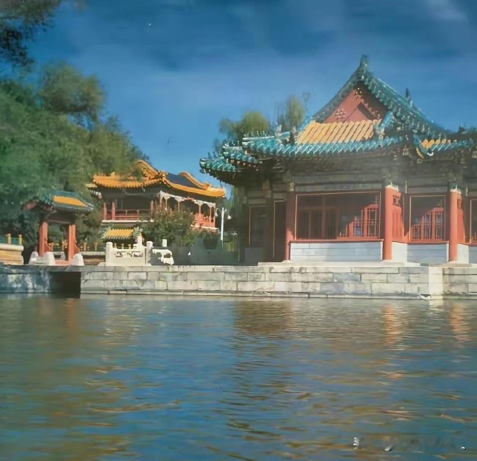 据悉，这是40年前（1985）的中南海，看上去怎么样？说实话，那时候还没我呢？