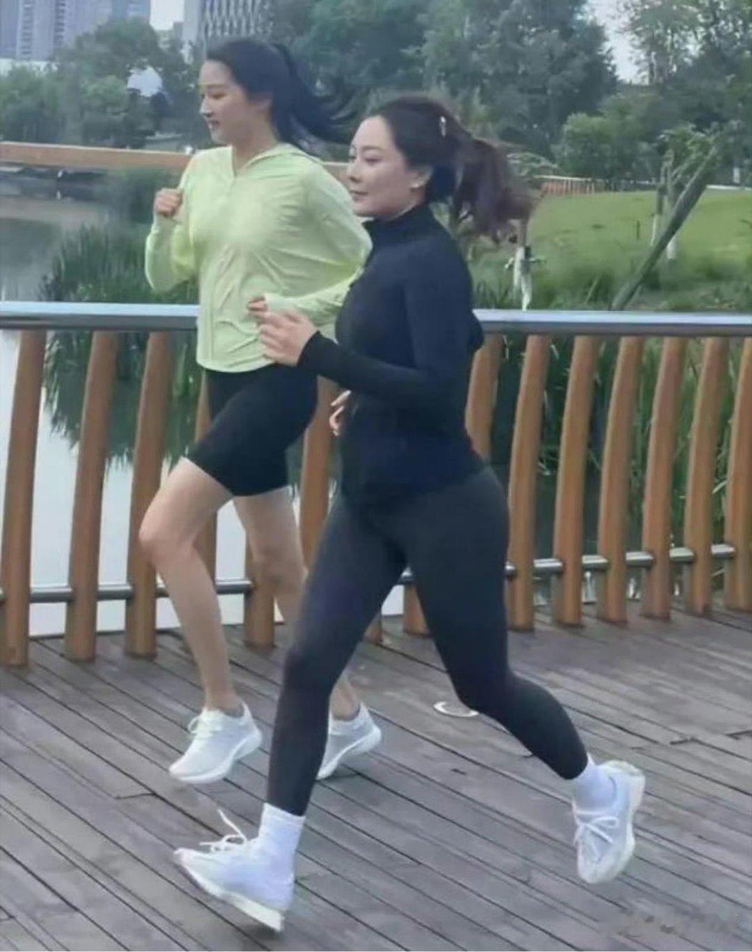 偶遇关晓彤公园晨跑，这身材比例也是没谁了