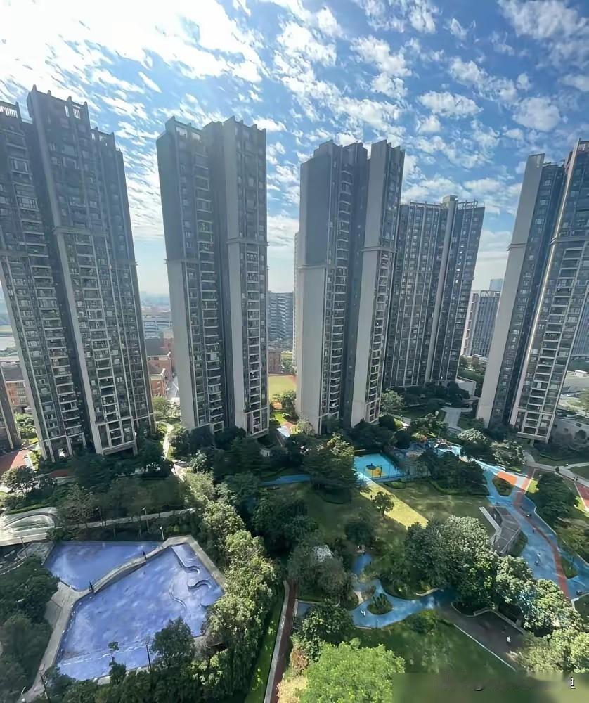 我那同事现在见人就叹气，手里两套房，像攥着两块烫手的山芋。2021年佛山那