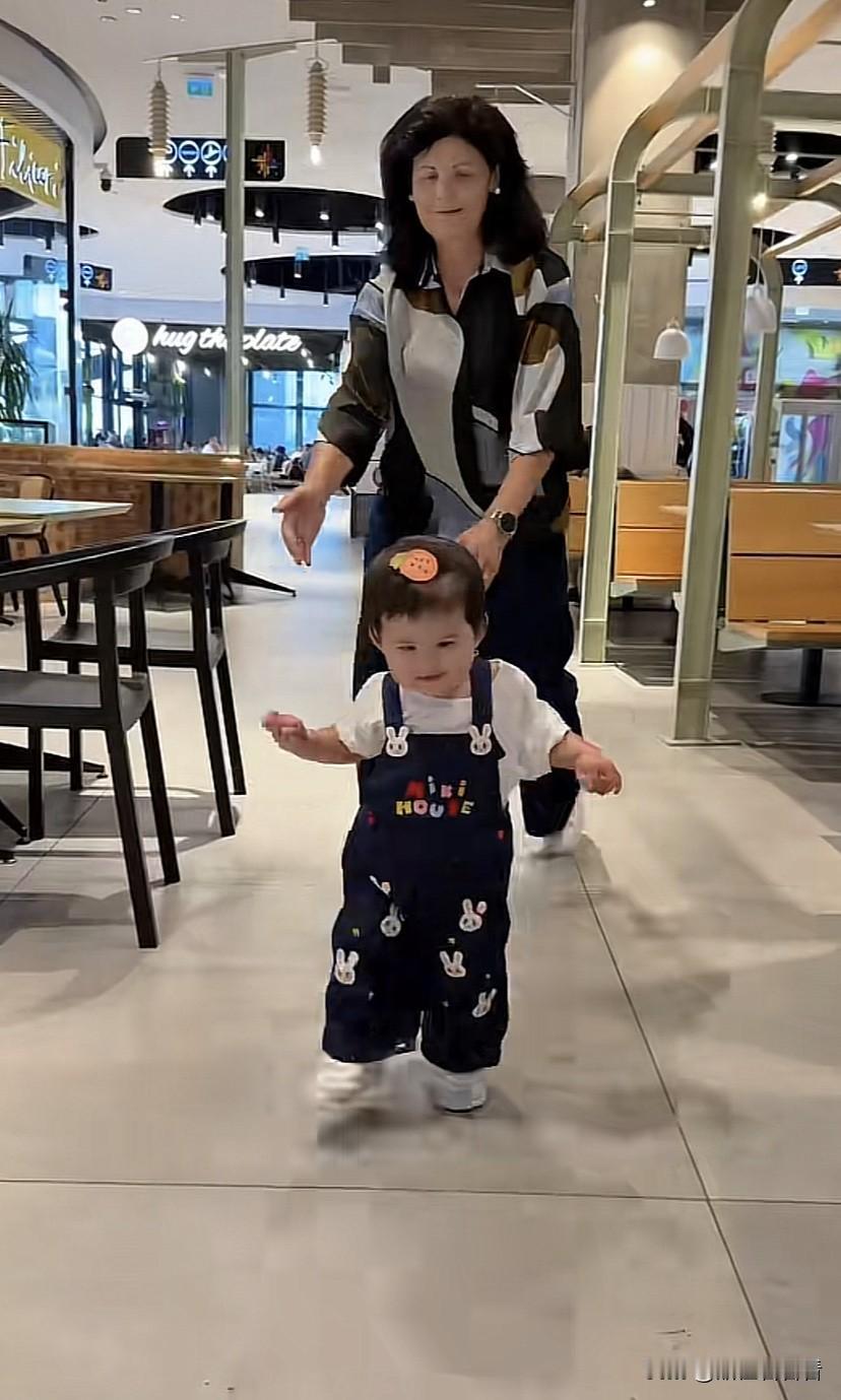 盈公主的老公阿迪还是一个人带着女儿凯莉回罗马尼亚了，凯莉适应能力很强，吃西餐吃的
