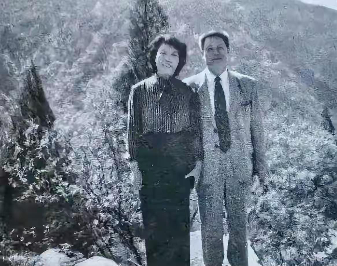 贾福元，是郭凤莲的老伴，早年参军，是英雄八连的原副连长，1966年与郭凤莲结婚。