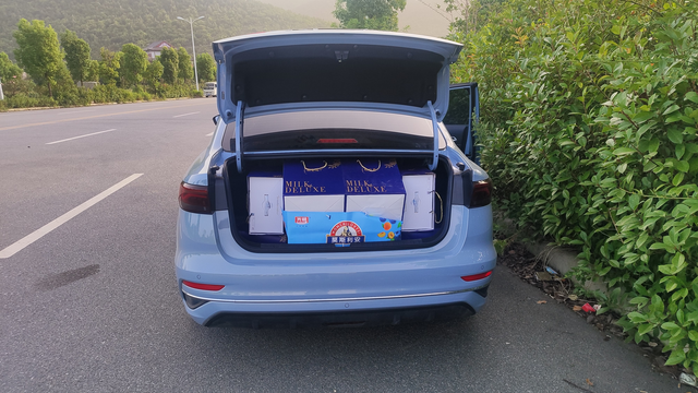 帝豪的后排新发现买车已经半年多了，这个伙伴一直陪着我，陆陆续续行驶了8000公