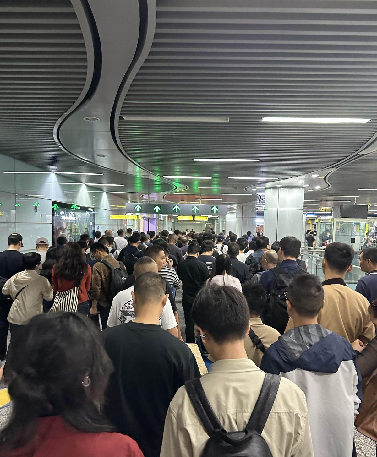 张雪带着五款新车往展台上一站，整个悦来国博中心的人流全往他那儿涌，手机举成一片，