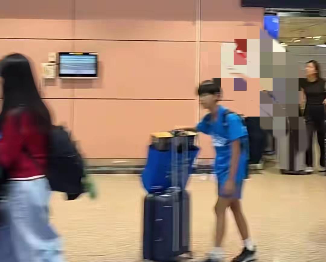 谁也没想到，短暂的海外夏令营，竟让玥儿霖霖姐弟俩迎来脱胎换骨的改变，一举一动都让