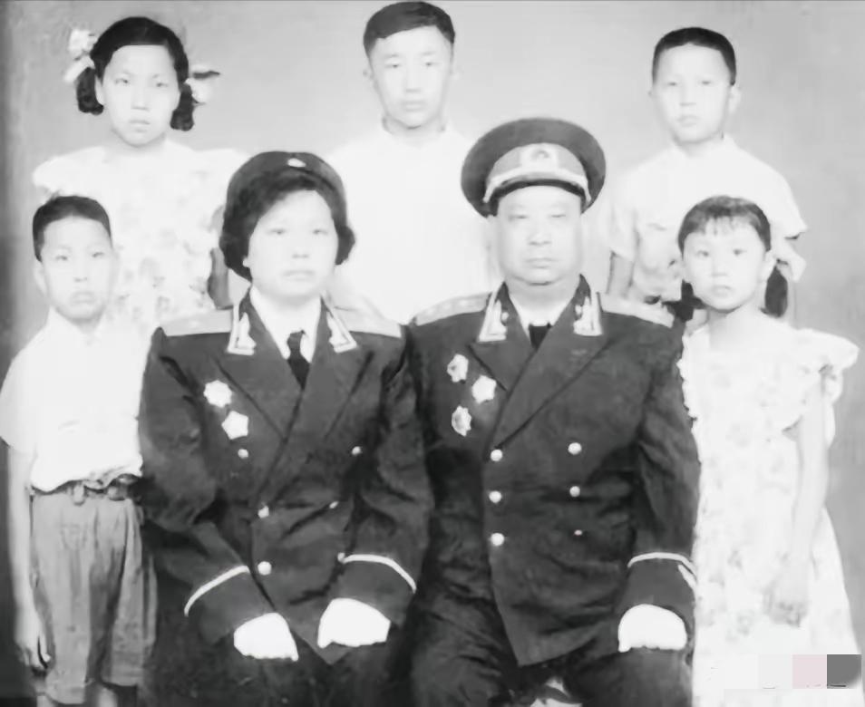 1959年，四川成都，贺炳炎和家人的一张合影，他的妻子名字叫姜平，长得非常漂亮，