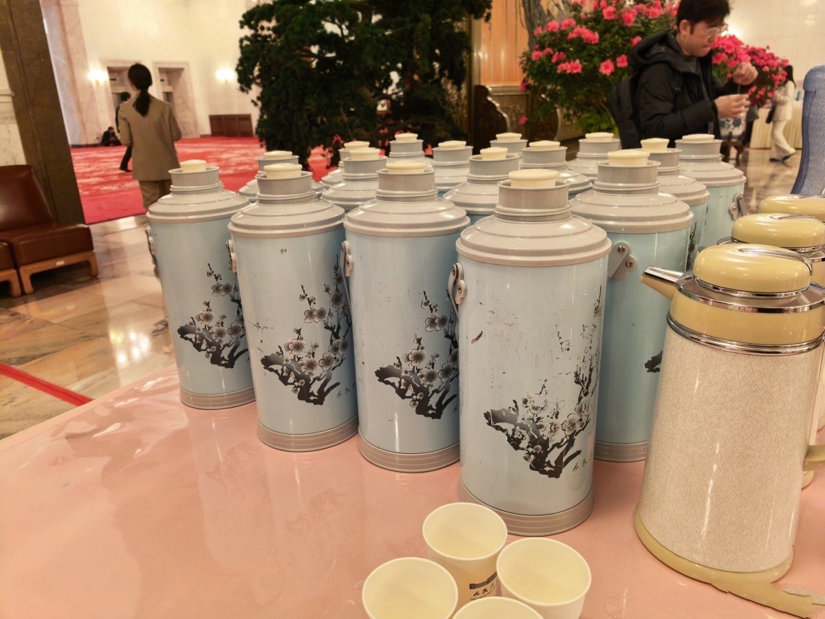 人民大会堂的热水瓶用了30年两会期间，当一个个“长枪短炮”瞄准会场之时，一只老