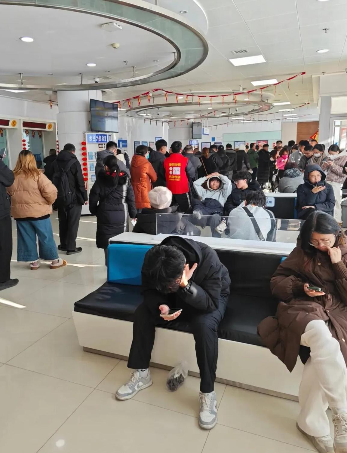 今天我去银行存钱，可真是开了眼！银行里好多人都在几十万几十万地往外取钱。我在