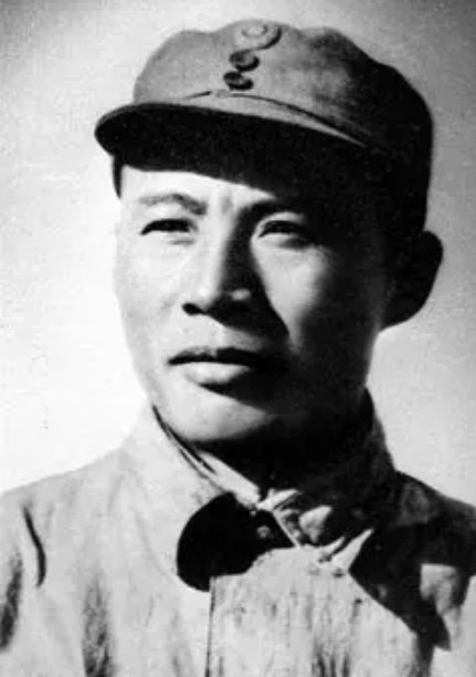 1937年，吕正操麾下一个营被日军包围，他正要率部营救，谁知军长却发来电报：“这