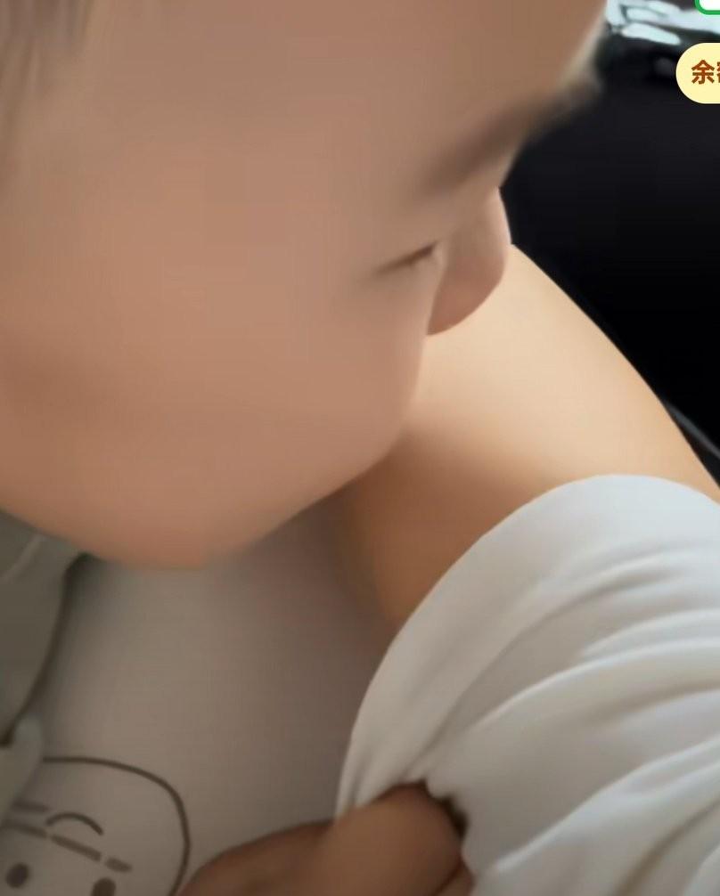 孩子边咬妈妈边说没关系的，他把妈妈的胳膊上咬了一个大牙印，还对妈妈说没关系的，我