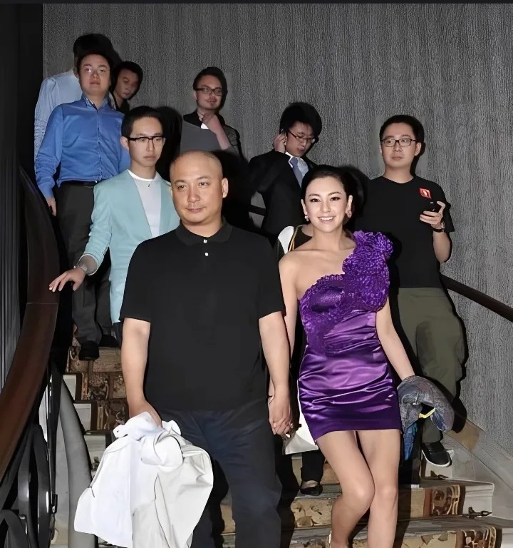 当年王全安与张雨绮甜蜜的一张留影，只见二人十指相扣幸福的从楼梯走下，后面还跟着一
