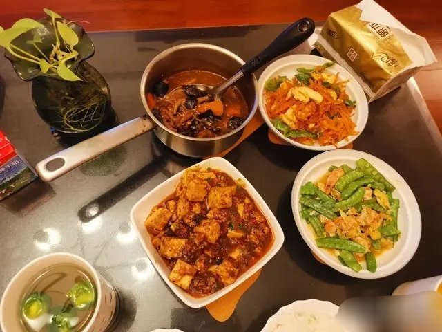 何穗晒老公做的五菜一汤，还有鲜花点缀，真是甜蜜恩爱！