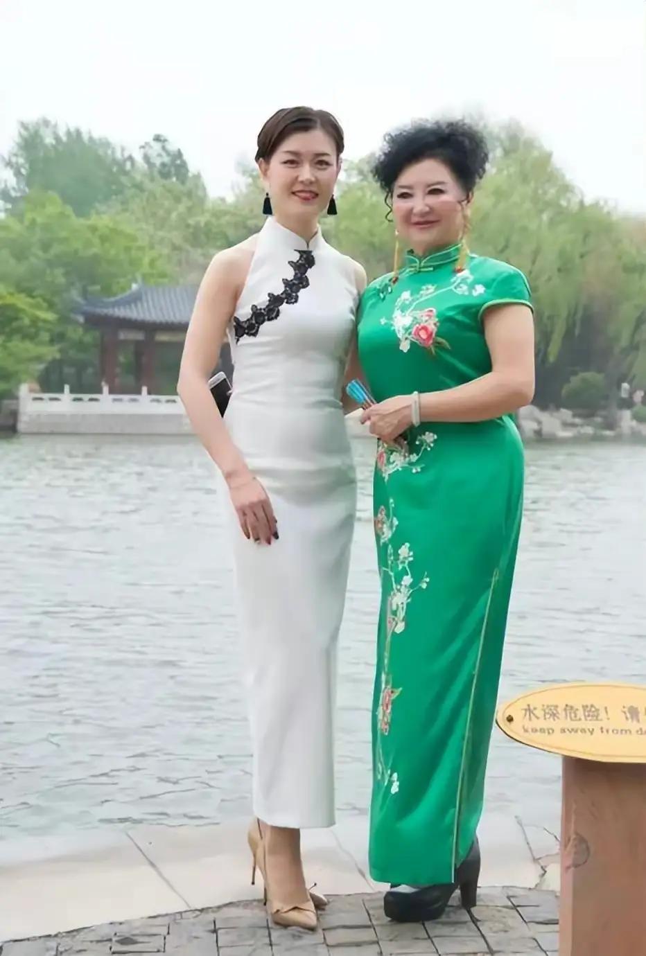 一白一绿，一瘦一胖，两位美女同框，你更倾心于谁呢？我认为多数男人会钟情于右边这