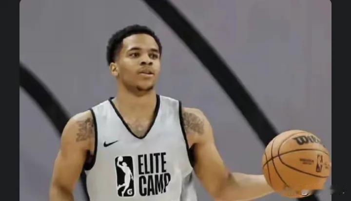 他上场18分钟，广东队八连胜断了。马布里在更衣室拍着他肩膀说：“你打乱了我所有