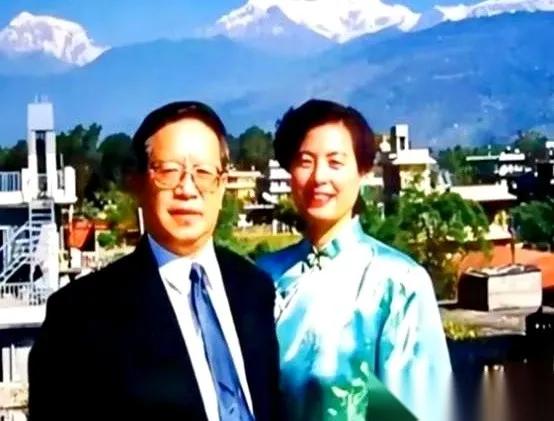 这事儿放今天简直不敢想。一个外交官，退休了。结果，拉着老伴，一夜之间就“人间蒸