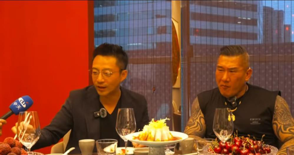 啊，天呐汪小菲竟然和他一起吃饭了！是不是太草率了呀……刚刚看见guanzha