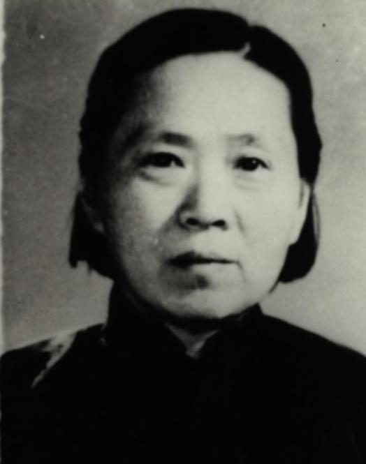 新中国成立后的一天，陈赓费尽周折，找到了一名30多岁的女子，紧紧握住女子的手说：