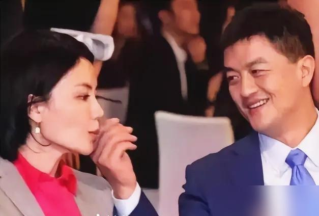 哪怕前夫那头被债务缠得焦头烂额，王菲也压根没空下场搞什么情感拉扯。她反手就给