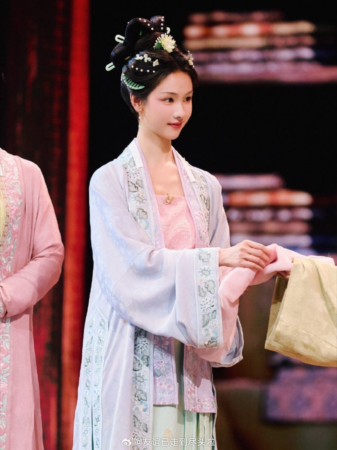 🍉卢昱晓要演《明月曾照小重山》，导演朱锐斌。这个饼之前传过虞书欣、陈都灵