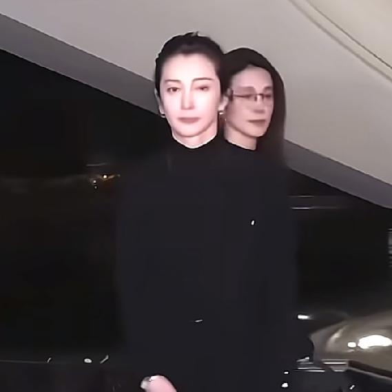 本以为李冰冰这几年已经出落得很厉害了，不光星光熠熠，更有大老板的贵族气场。结