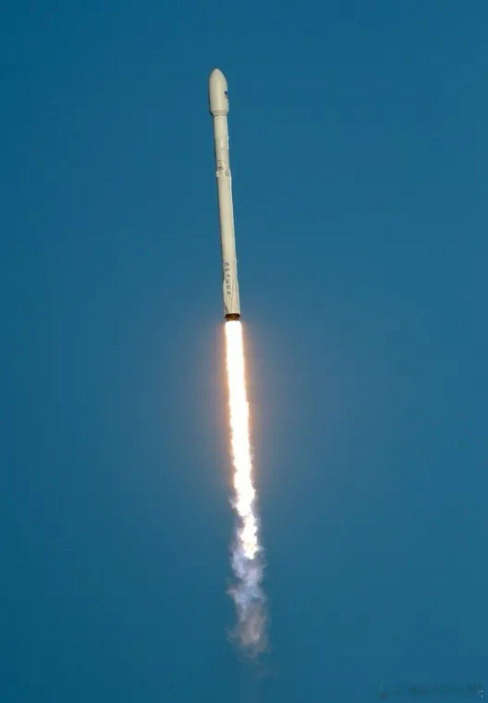 热点阵型商业航天火箭回收，巨力；唯一突破双头，马上要回调；太空光伏，协鑫；泽润、