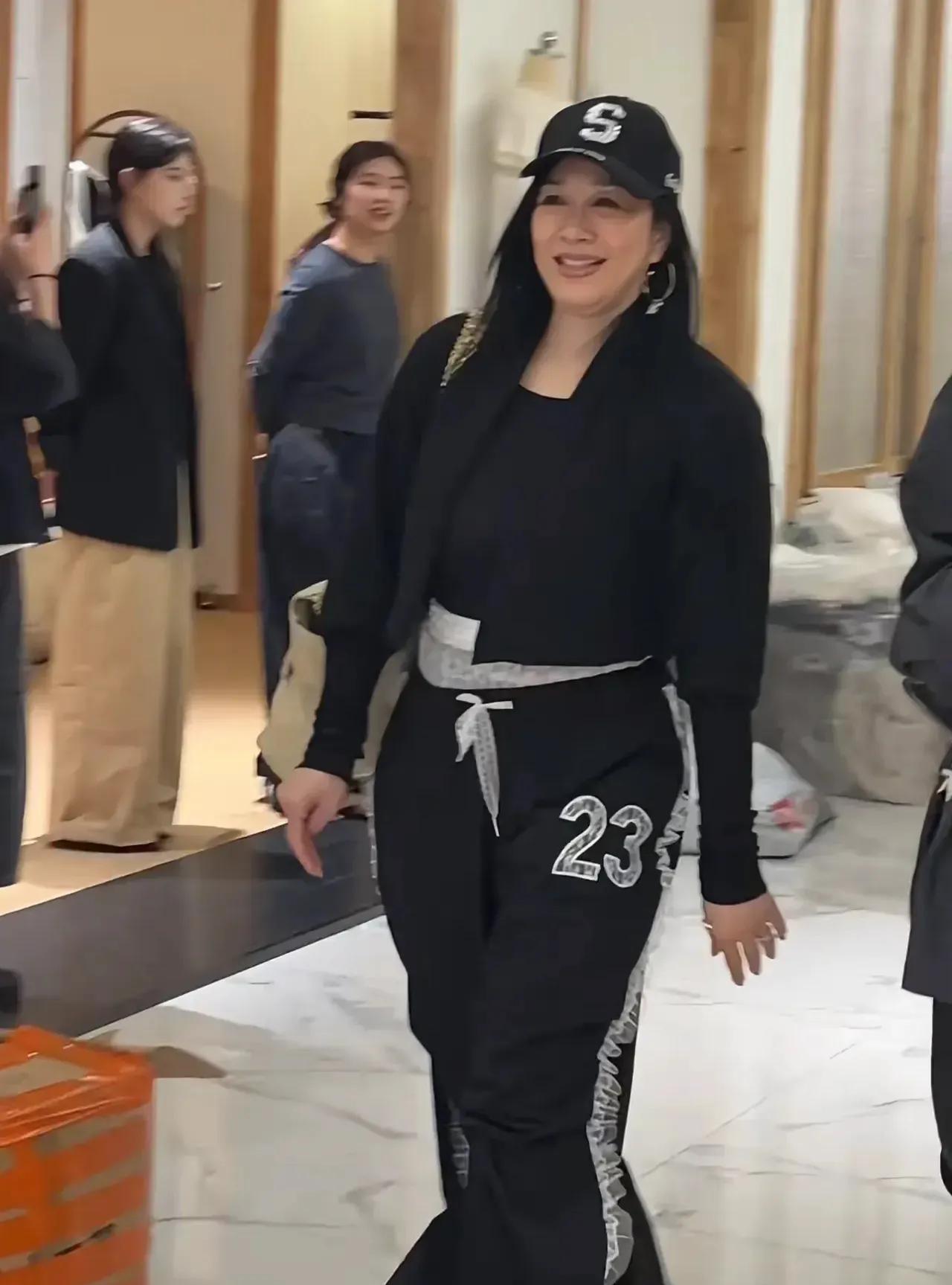 原相机镜头下的女星钟丽缇，太幻灭了！不老女神滤镜终是碎了一地。身体发福臃肿，又矮